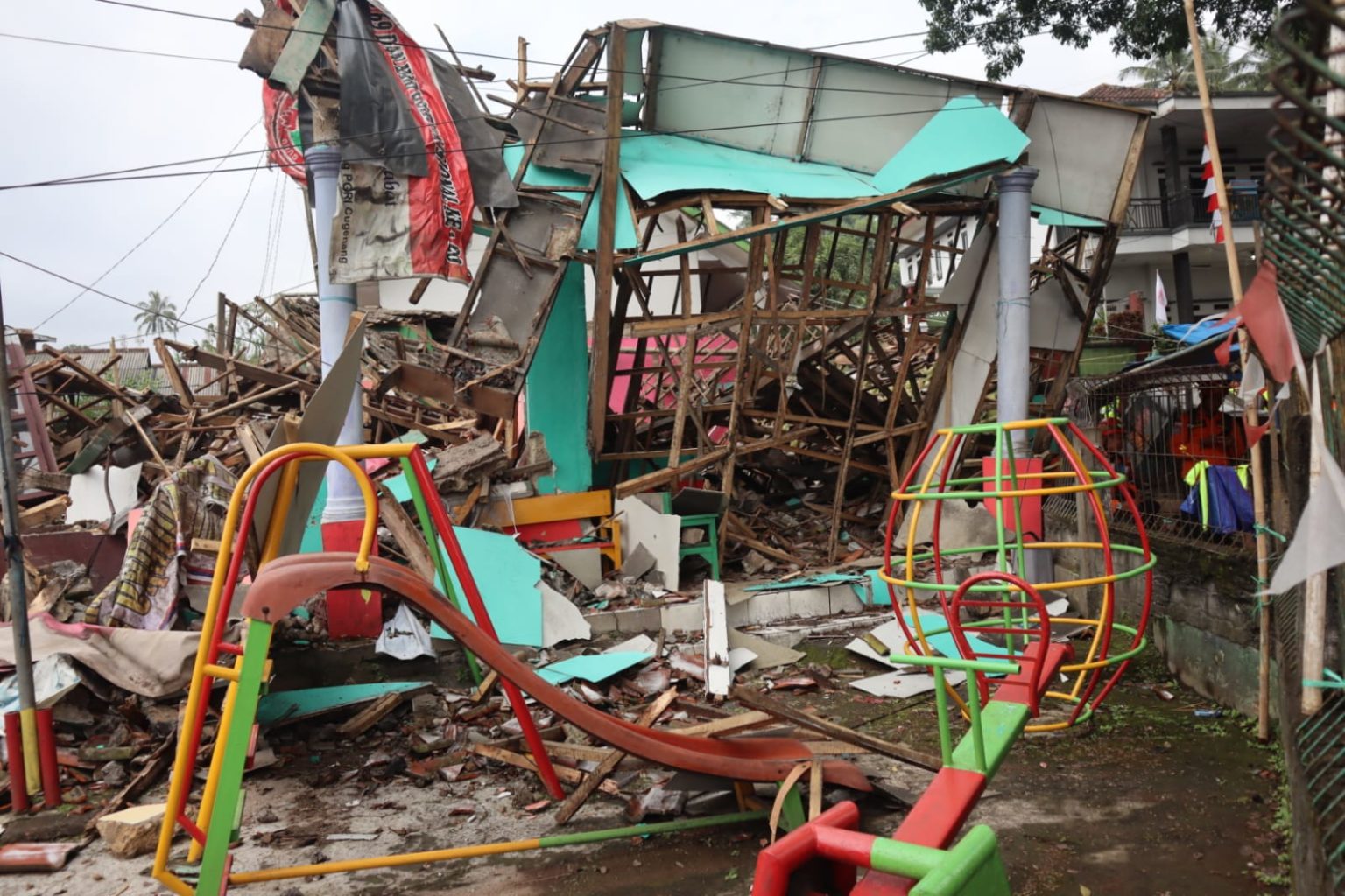 Ibu dan anak korban gempa Cianjur ditemukan berpelukan.