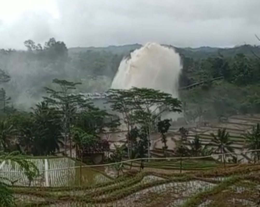 Pipa air PLTM Bungbulang jebol