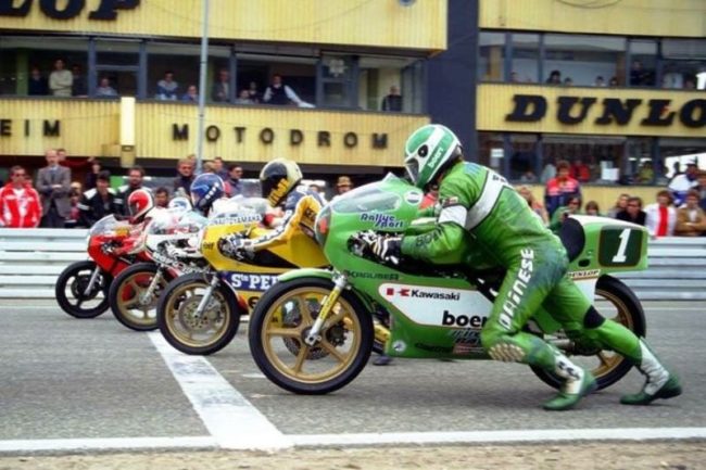 Anton Mang -nomor 1- dalam sebuah lomba di Kejuaraan Dunia GP 350cc. (Foto: pinterest)