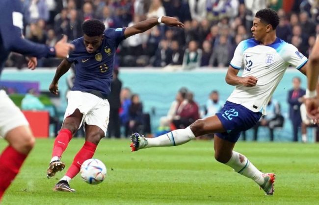 Aurelien Tchouameni menembak ke gawang Inggris pada perempat final Piala Dunia 2022. (Foto: chroniclelive)