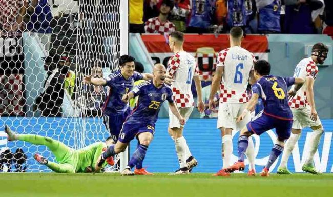 Daizen Maeda merayakan gol pada laga Jepang Vs Kroasia di babak 16 besar Piala Dunia 2022. (Foto: japannews yomiuri)