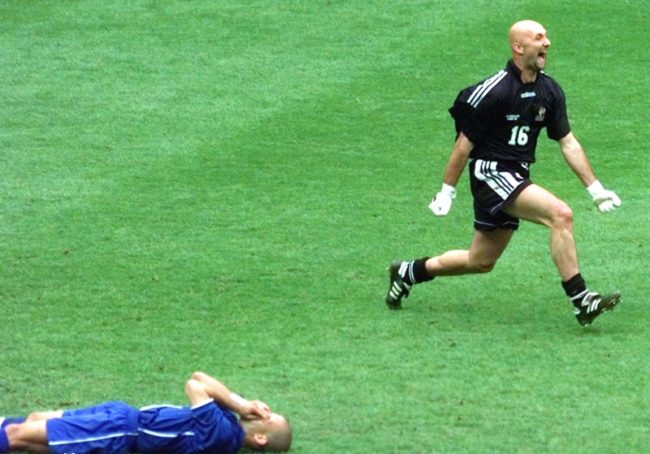 Fabian Barthez merayakan kegagalan eksekusi Luigi Di Biagio pada adu penalti perempat final Piala Dunia 1998. (Foto: chinadaily)