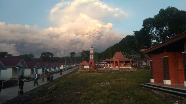 Erupsi Gunung Semeru di Lumajang, Jawa Timur.