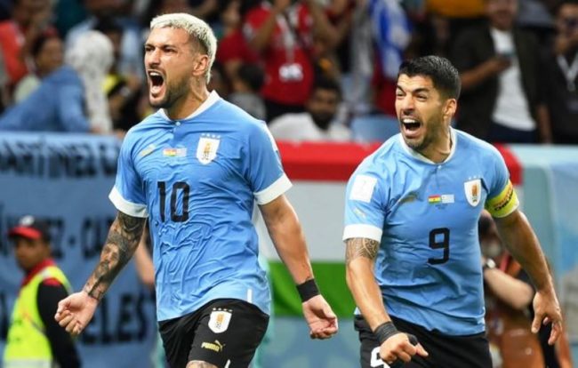 Giorgian De Arrascaeta -depan- merayakan golnya bersama Luis Suarez dalam laga Ghana Vs Uruguay di Piala Dunia 2022. (Foto: Eurosport)