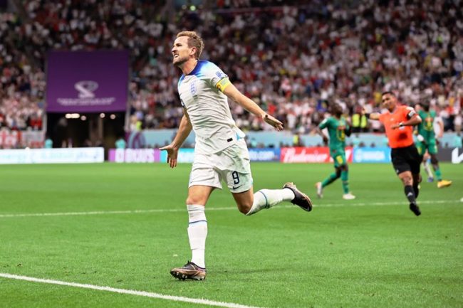 Harry Kane merayakan gol pada laga Inggris Vs Senegal di 16 besar Piala Dunia 2022. (Foto: FIFA)