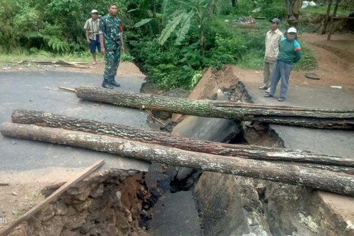 Jembatan penghubung Trenggalek-Ponorogo Ambles (Dokumentasi warga)