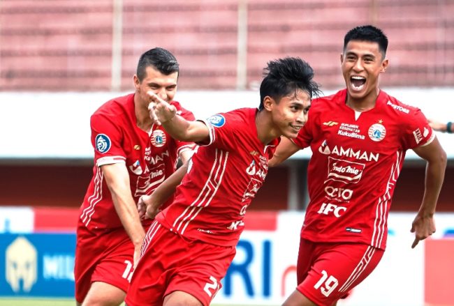 Nico Alfriyanto (tengah) merayakan golnya dalam laga Persija Vs Persebaya pada lanjutan Liga 1 Jumat 16 Desember 2022. (Foto: Persija Jakarta)