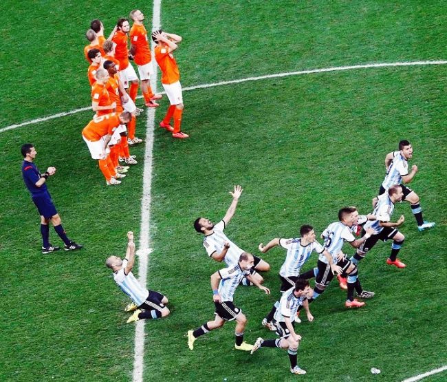 Para pemain Argentina merayakan kemenangan adu penalti atas Belanda di semifinal Piala Dunia 2014. (Foto: ibtimes)