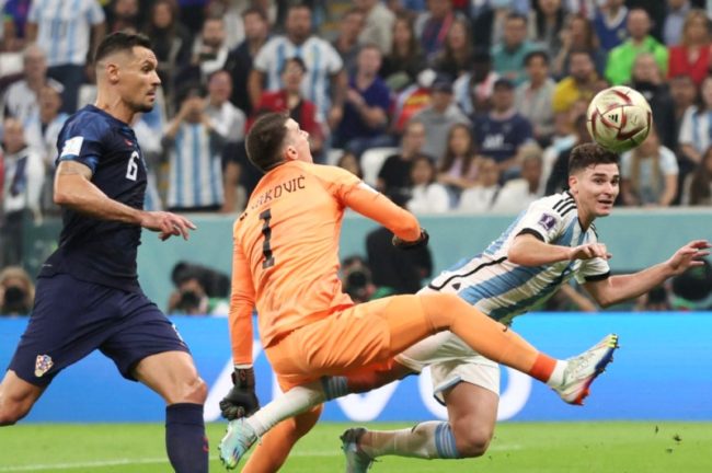 Pelanggaran Dominik Livakovic terhadap Julian Alvarez pada laga Argentina Vs Kroasia di semifinal Piala Dunia 2022. (Foto: Sportske)