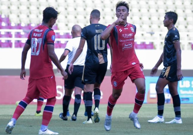 Rizki Dwi Febrianto merayakan gol dalam kemenangan Arema FC atas Dewa United pada lanjutan Liga 1 Rabu 7 Desember 2022. (Foto: Arema FC)