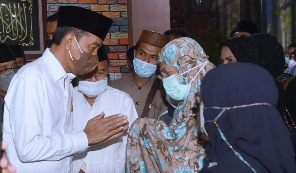 Presiden Jokowi dan Jusuf Kalla melayat ke rumah duka almarhum mantan Menteri ATR, Ferry Mursyidan Baldan.