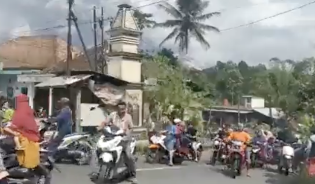 Warga mencari lokasi aman akibat erupsi Gunung Semeru.