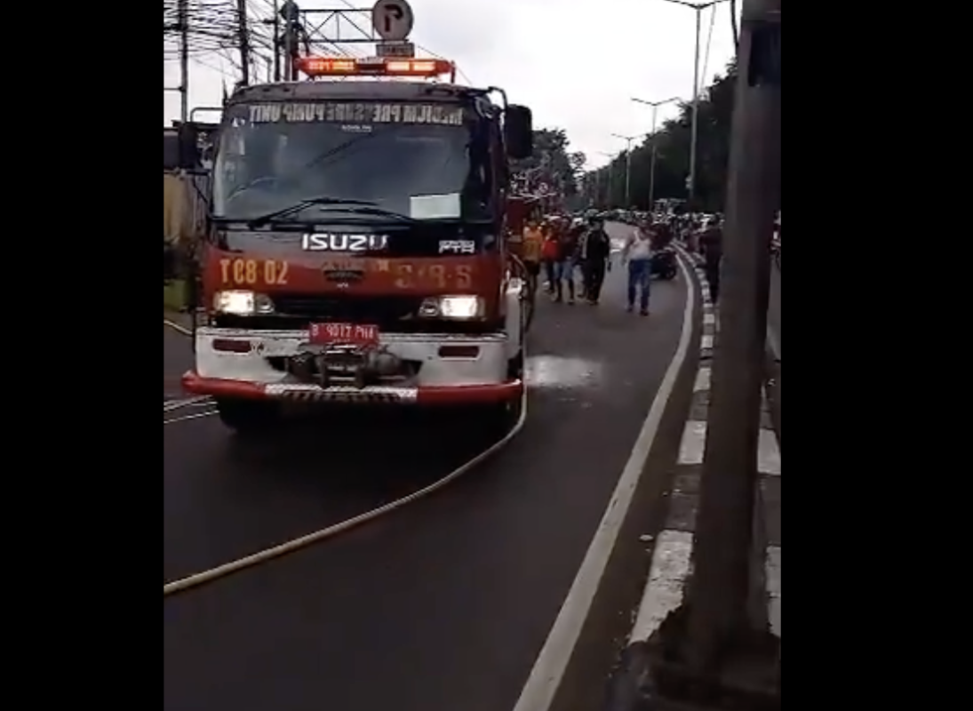 Petugas pemadam melakukan penanganan kebakaran di Kramatjati, Jakarta Timur.