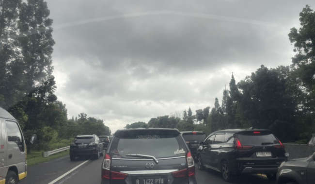 Kemacetan di KM 95 Tol Cipularang arah Bandung. (@indriseska )