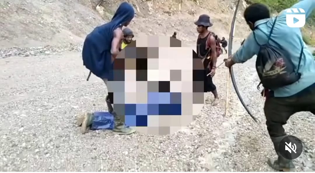 Video viral Tentara Pembebasan Nasional Papua Barat-Organisasi Papua Merdeka bunuh warga dengan panah (Dok tangkapan layar)