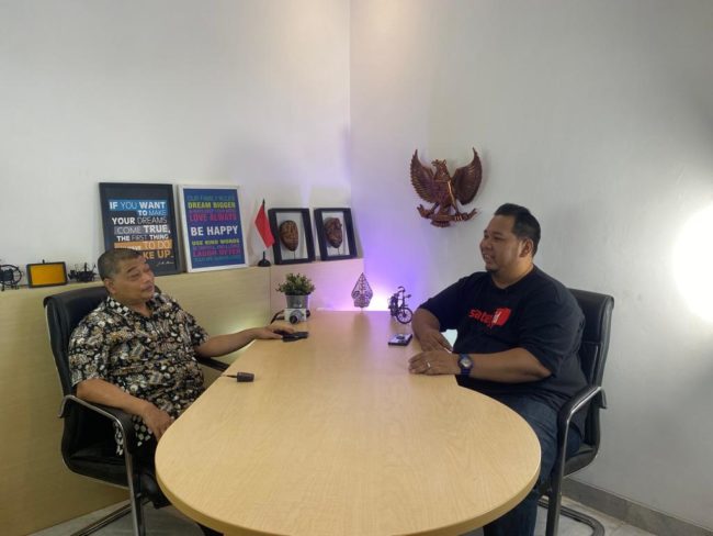 Romo Benny Susetyo dan   Pemimpin Redaksi Strategi.id, Antonius Danar. 