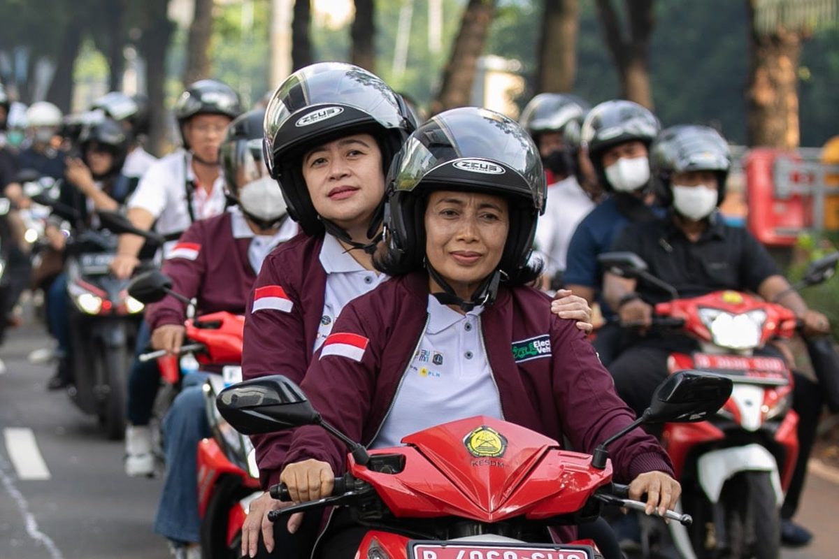 Puan Maharani dan Menteri Bintang berboncengan dengan motor listrik.