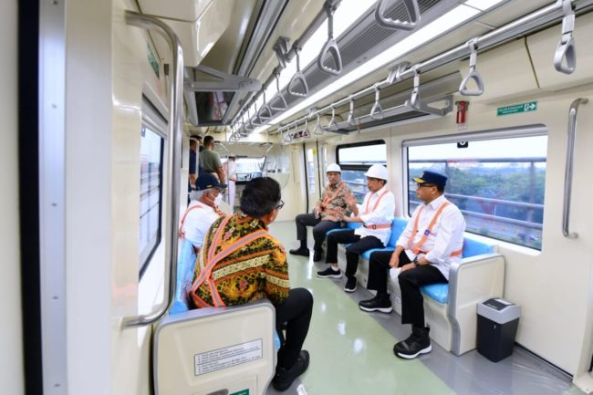 Presiden Jokowi menjajal LRT Jabodetabek. Foto: BPMI Setpres/ MUchlis Jr