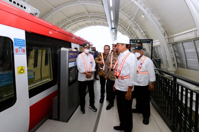 Presiden Jokowi menjajal LRT Jabodetabek. Foto: BPMI Setpres/ MUchlis Jr