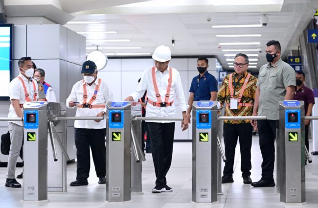 Presiden Jokowi menjajal LRT Jabodetabek. Foto: BPMI Setpres/ MUchlis Jr