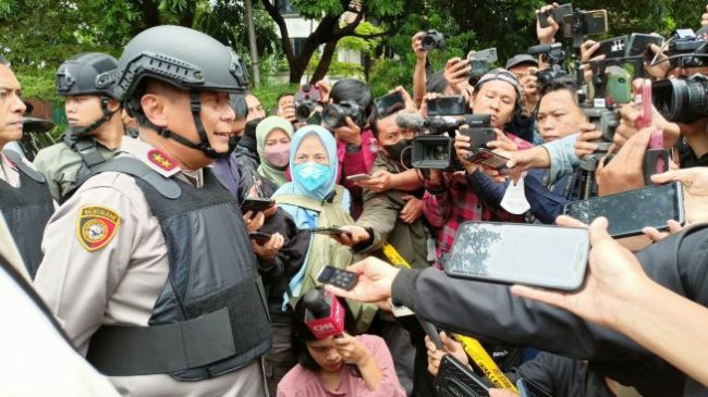 Kapolda Jawa Barat Irjen Pol. Suntana di lokasi bom bunuh diri.