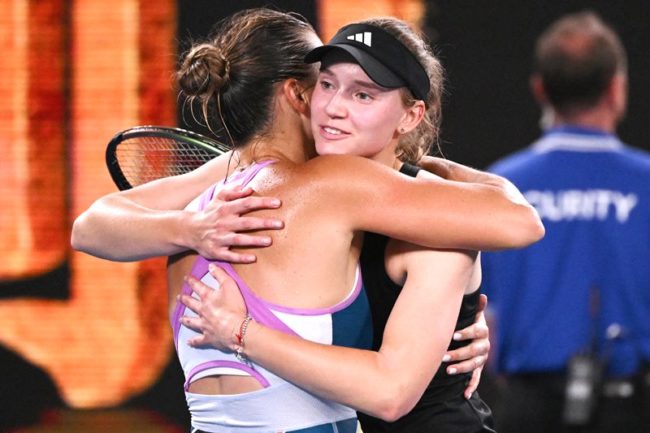 Aryna Sabalenka memeluk Elena Rybakina usia final Australian Open 2023 nomor tunggal putri. (Foto: Australian Open)