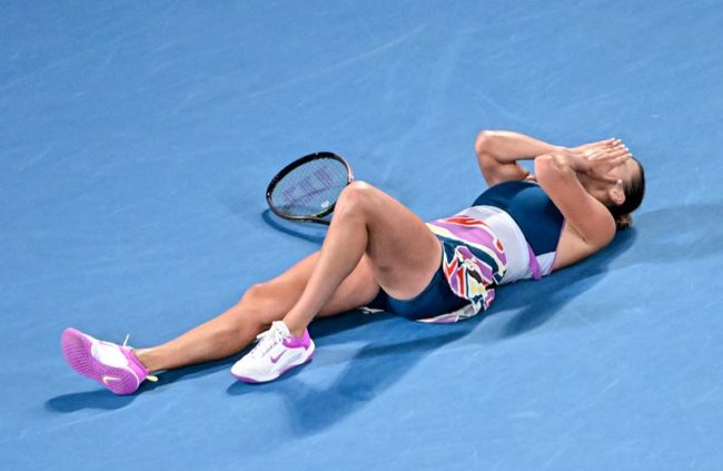 Aryna Sabalenka merayakan kemenangannya di final Australian Open 2023. (Foto: Australian Open)