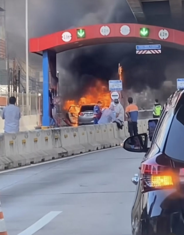 Mobil terbakar di pintu keluar Tol Becakayu dari arah Bekasi.