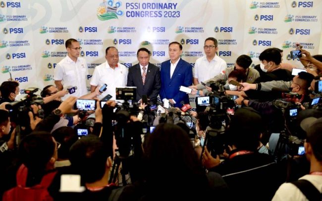 Menpora RI Zainudin Amali -jas hitam- saat membuka Kongres PSSI 2023. (Foto: Kemenpora RI)