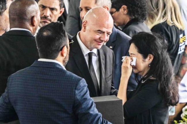 Presiden FIFA Gianni Infantino mengucapkan belasungkawa ke Marcia Aoki istri mendiang Pele. (Foto: the mirror)