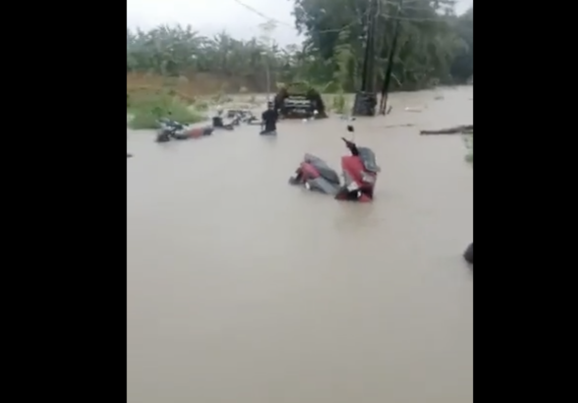 Banjir bandang menerjang Perumahan Dinar Indah, di Kelurahan Meteseh, Tembalang, Semarang, Jawa Tengah