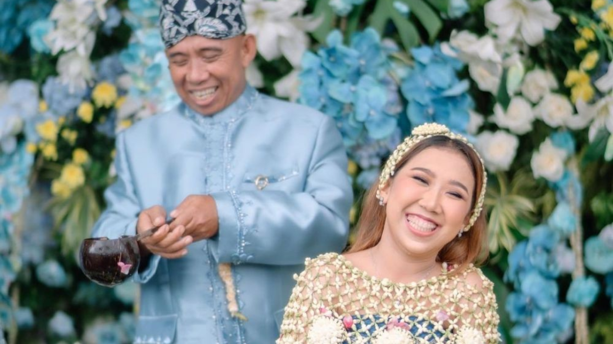 Acara siraman Kiky Saputri, menangis lalu tertawa bahagia. (Instagram.com/windrafotografi)