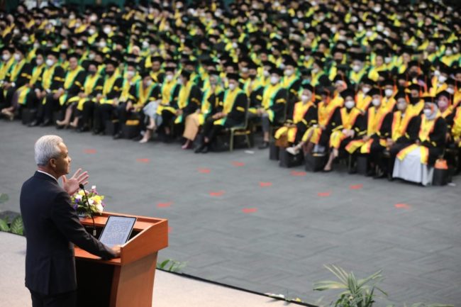 Ganjar Pranowo memberikan orasi ilmiah dalam wisuda dan Dies Natalis Universitas Prof. Dr. Moestopo (Beragama) di Gedung Jakarta Convention Center (JCC), Kamis, 19 Januari 2023.