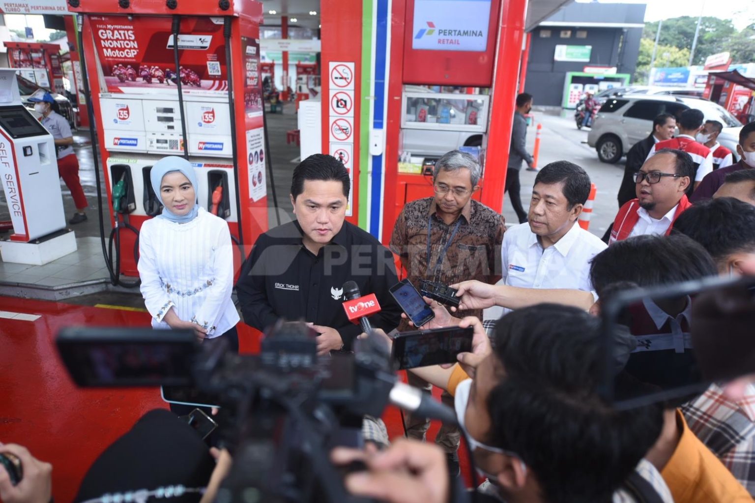 Menteri BUMN Erick Tohir dan Direktur Utama Pertamina Persero Nicke Widyawati, saat memberikan keterangan pada media di SPBU MT Haryono, Selasa 3 Januari. Foto: Pertamina.