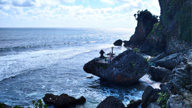 Bermain Air di Pantai Ngobaran Gunung Kidul (Foto: canva)