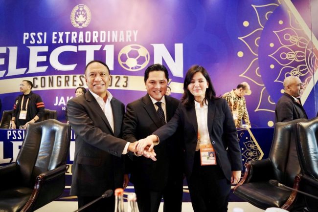 Ketua Umum PSSI 2023-2027 Erick Thohir didampingi dua Wakil Ketua Umum PSSI 2023-2027 Zainudin Amali dan Ratu Tisha. (Foto: Twitter Erick Thohir)