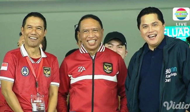 Ketua Umum PSSI Erick Thohir bersama Wakil Ketua Umum PSSI Zainudin Amali dan Sekjen PSSI Yunus Nusi menyaksikan laga timnas Indonesia U-20 Vs Selandia Baru U-20. (Foto: tangkapan layar vidio-indosiar)