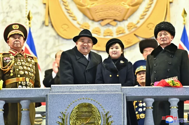 Kim Jong Un dengan putrinya di parade militer Korea Utara pada 8 Februari 2023. (Foto: KCNA)