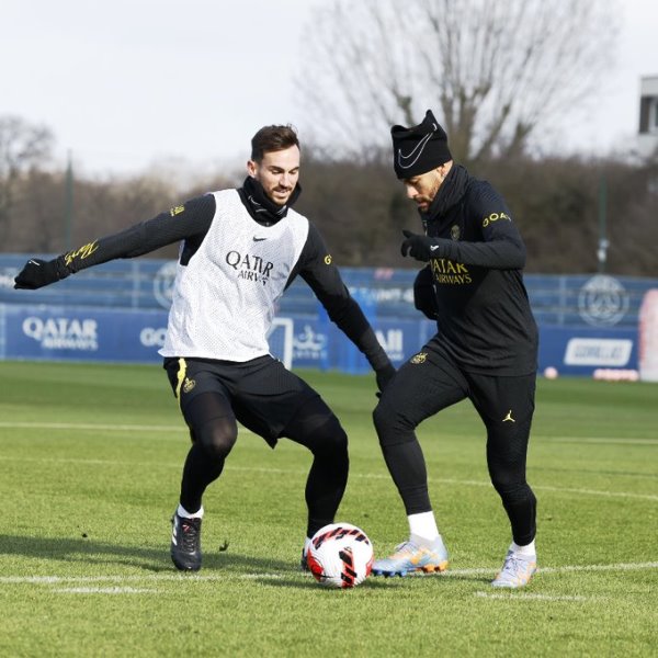 Neymar -kanan- dalam sebuah latihan PSG di Februari 2023. (Foto: PSG)