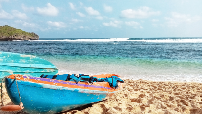 Naik Kano di Pantai Sandranan Jogja (Foto: canva)