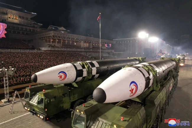 Rudal Hwasong-17 ikut dipamerkan dalam parade militer Korea Utara pada 8 Februari 2023. (Foto: KCNA)