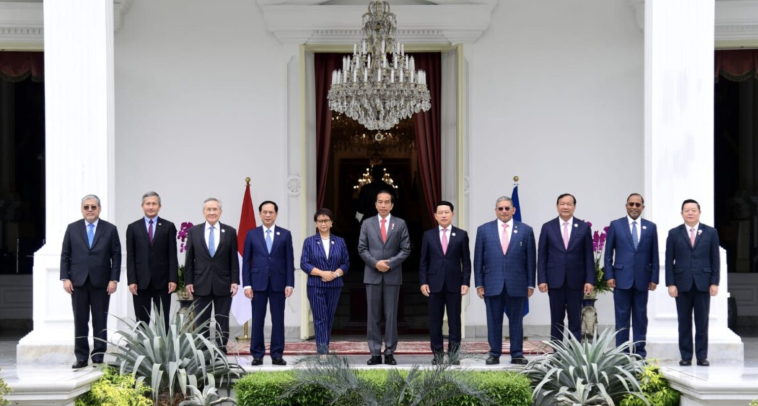 Presiden Joko Widodo menerima kunjungan kehormatan para Menteri Luar Negeri (Menlu) ASEAN dan Sekretaris Jenderal (Sekjen) ASEAN, Kao Kim Hourn, di Istana Merdeka, Jakarta, pada Jumat, 3 Februari 2023. Foto: BPMI Setpres/Lukas