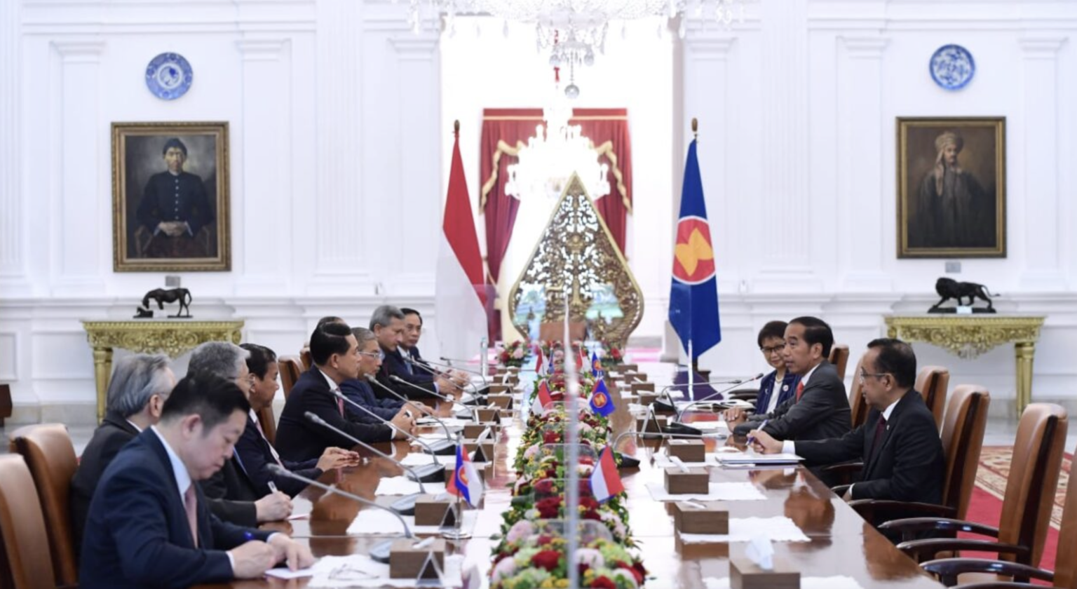 Presiden Joko Widodo menerima kunjungan kehormatan para Menteri Luar Negeri (Menlu) ASEAN dan Sekretaris Jenderal (Sekjen) ASEAN di Istana Merdeka, Jakarta, Jumat, 3 Februari 2023. Foto: BPMI Setpres/Lukas