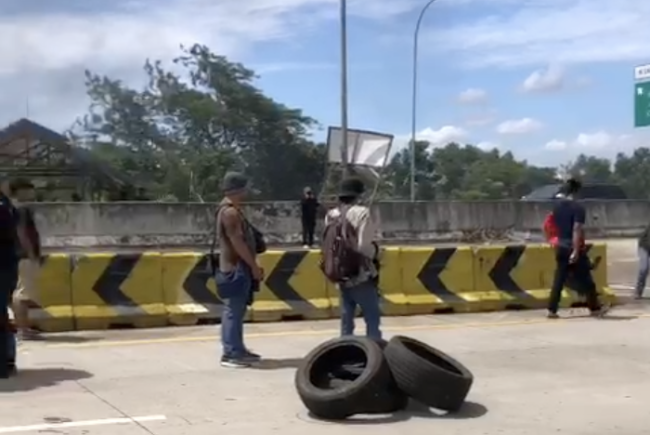 Aksi bakar ban dilakukan ahli waris untuk menutup akses Tol Jatikarya yang berada di ruas tol Cimanggis - Cibitung.