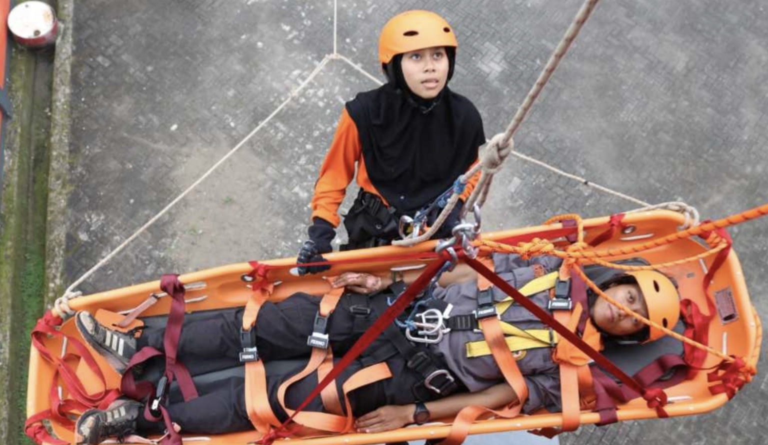 Teknik vertical rescue dalam pertolongan dan penyelamatan korban. (dok: celebestv)
