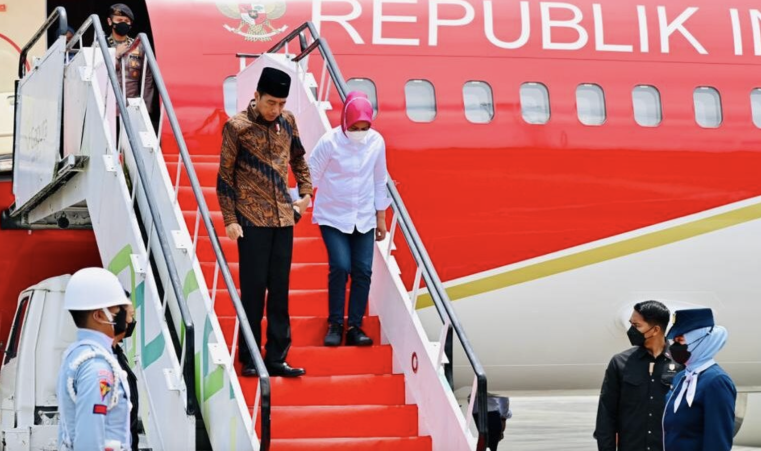 Presiden Joko Widodo didampingi Ibu Iriana Joko Widodo tiba di Bandara Internasional Sultan Aji Muhammad Sulaiman Sepinggan, Kota Balikpapan, Provinsi Kalimantan Timur, pada Rabu, 22 Februari 2023, sekira pukul 12.48 WITA. Foto: BPMI Setpres/Laily Rachev