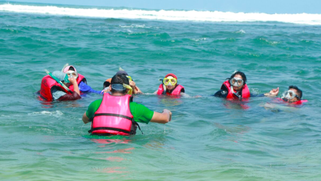 Snorkeling di Pantai Sandrinan (Foto: google maps @Nurul Hidayati Listyaningrum)