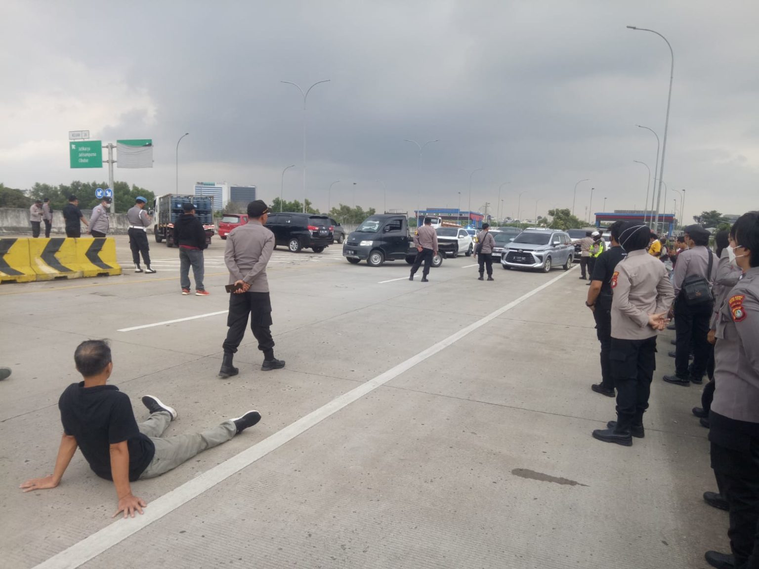 Ahli waris menutup akses Tol Jatikarya yang berada di ruas tol Cimanggis - Cibitung