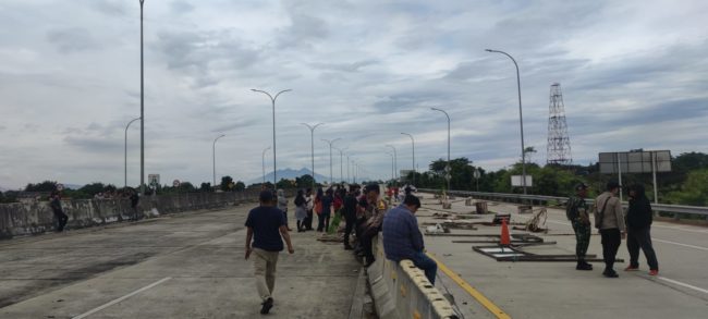 Ahli waris menutup akses Tol Jatikarya yang berada di ruas tol Cimanggis - Cibitung