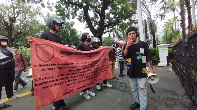 Mahasiswa yang tergabung dalam Gerakan Central Mahasiswa Jakarta menuntut Pemprov DKI menertibkan tempat hiburan malam di Senopati, Jakarta Selatan.